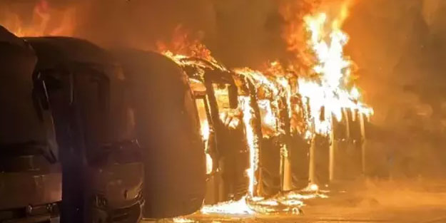 15 araç cayır cayır yandı! Hurda yığınına döndüler