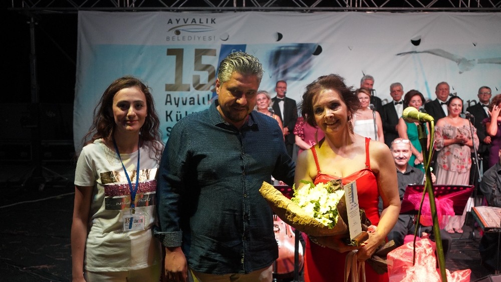 15. Ayvalık Kültür ve Sanat Günleri’nde Gönül Tuna yüreklere dokundu 