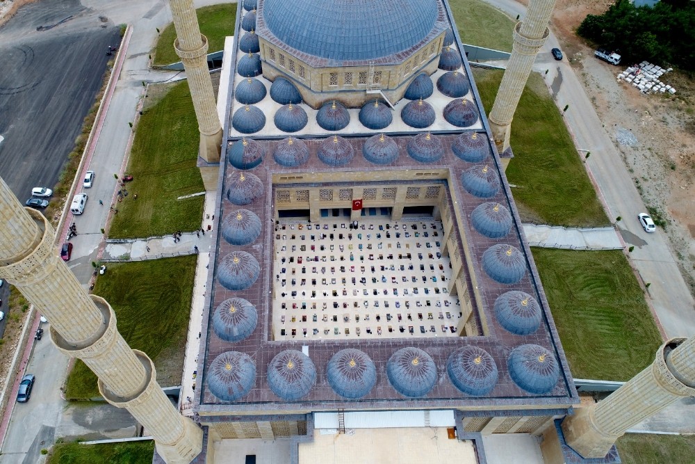 15 bin kişilik camide 750 kişi ile cuma namazı kılındı 