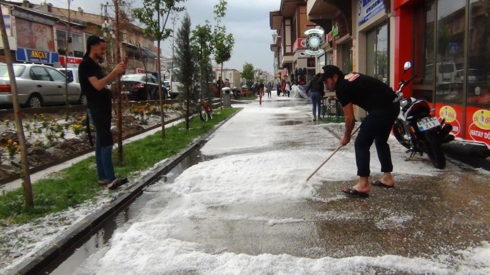 15 dakika devam eden dolu Erciş’i bu hale getirdi 