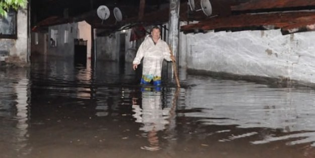 15 dakikalık yağmur Edirne'ye yetti!