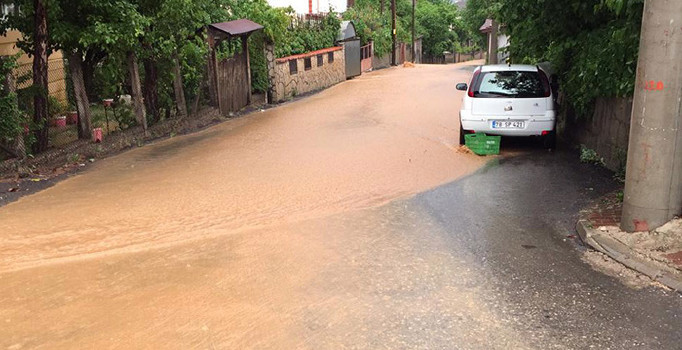 15 dakikalık yağmur yolları nehir yatağına çevirdi