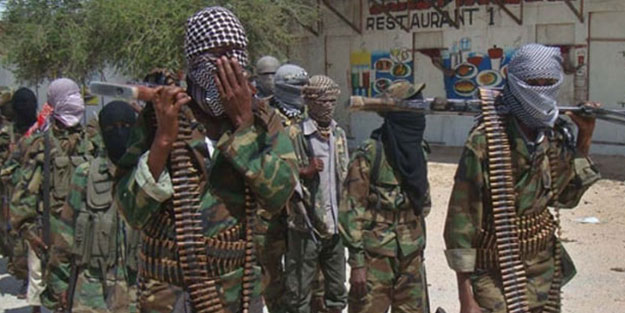 15 Eş-Şebab üyesi, yol kenarına döşenen bombanın patlaması sonucu öldü