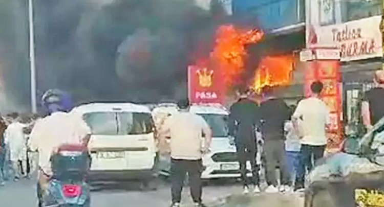 17 kişi yangında mahsur kaldı15 katlı binanın 4. katında çıkan yangında can pazarı yaşandı: 17 kişi yangında mahsur kaldı