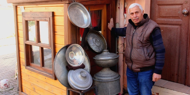 1,5 metrelik dükkanda 41 yıldır bu işi yapıyor