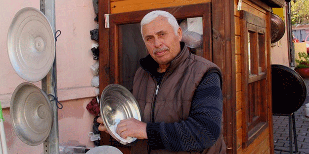 1,5 metrelik dükkanda 41 yıldır kalay yapıyor