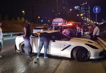 15 milyonluk lüks araç ticari taksiye çarptı: 1 kişi yaralandı