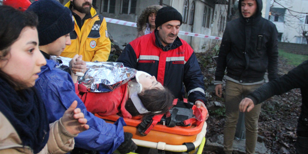 15 saat sonra sevindiren haber! 14 yaşındaki kız çocuğu enkazdan sağ olarak çıkarıldı