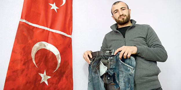 15 Temmuz gazisi kanlı bayrağını yanından ayırmıyor