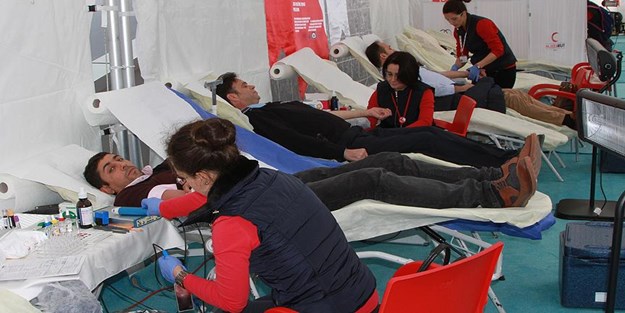 15 Temmuz gecesi kahramanlık gösterilen yerlerde kan bağışı kampanyası