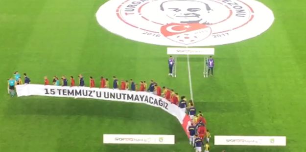 Kadıköy'de alkış alan pankart