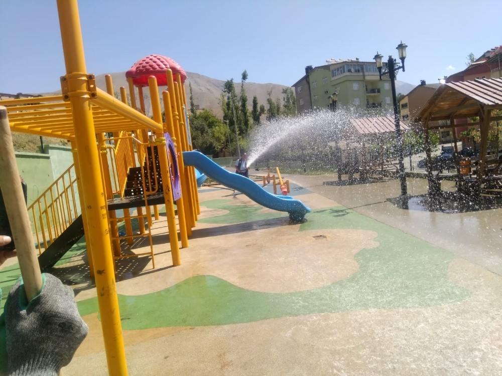 15 Temmuz parkı tazyikli suyla yıkandı 