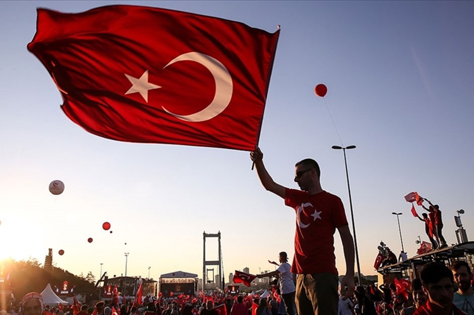 15 Temmuz ruhuna ne oldu? Artist bozması belediye başkanına bak sen hele! Kalkışma gecesi darbeciler için meyhanede kadeh kaldıranlar niyetlerini saklamıyor