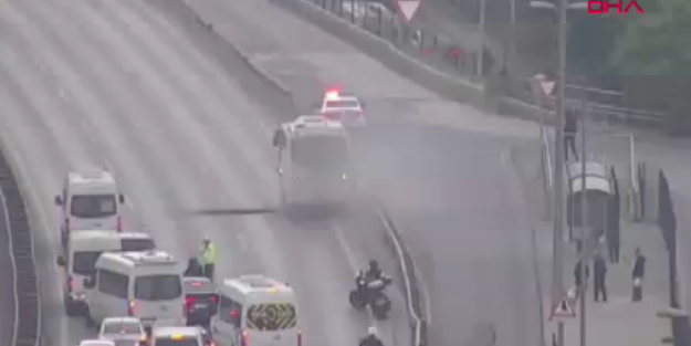 15 Temmuz Şehitler Köprüsü girişinde servis midibüsü yandı