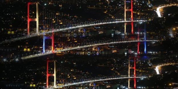 15 Temmuz Şehitler Köprüsü, liderler için renklendi