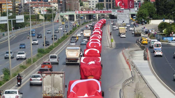 Böyle geçtiler! Trafiğe kapatıldı...