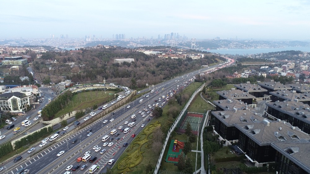 15 Temmuz Şehitler Köprüsü’nde yarı yıl tatilinin ardından okulun ilk günü oluşan trafik havadan görüntülendi 