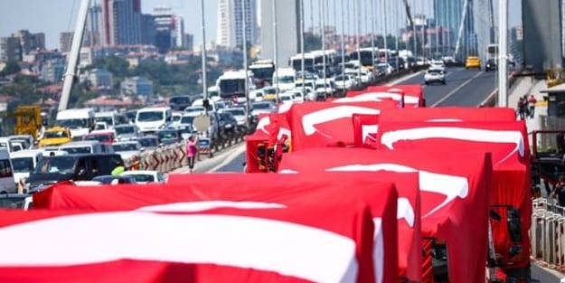 Millet 15 Temmuz Şehitler Köprüsü'ne akın ediyor