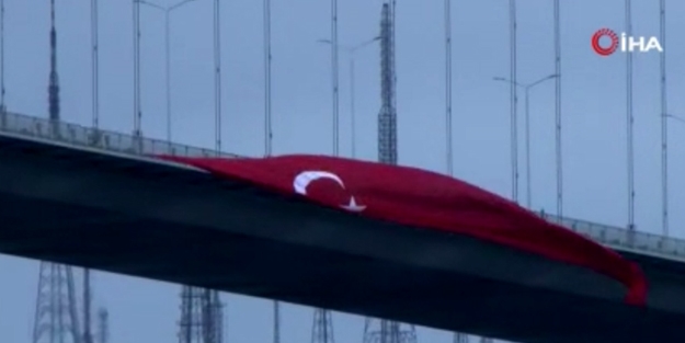 15 Temmuz Şehitler Köprüsü'ne dev Türk bayrağı asıldı