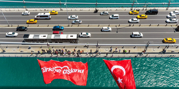 15 Temmuz Şehitler Köprüsü'ne Türk bayrağı asıldı