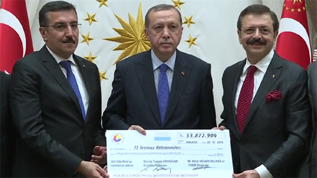 15 Temmuz şehitleri için toplanan yardım çeki Cumhurbaşkanı Erdoğan'a takdim edildi