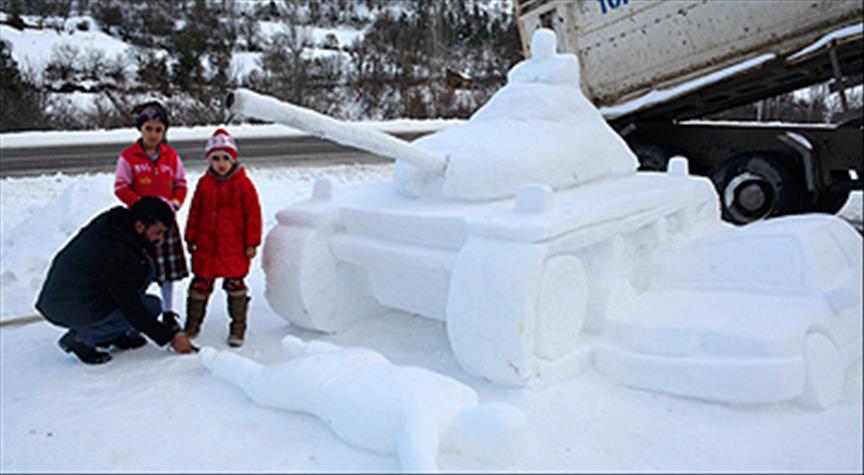 15 Temmuz'u unutturmamak için kardan tank yaptı!