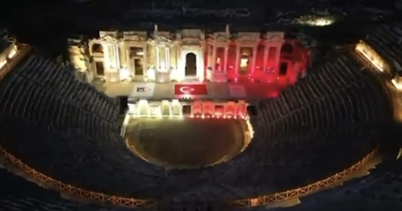 15 Temmuz’un şanlı mirası Pamukkale’de yaşatıldı! Pamukkale ve Hierapolis, ay yıldızın renkleriyle aydınlatıldı