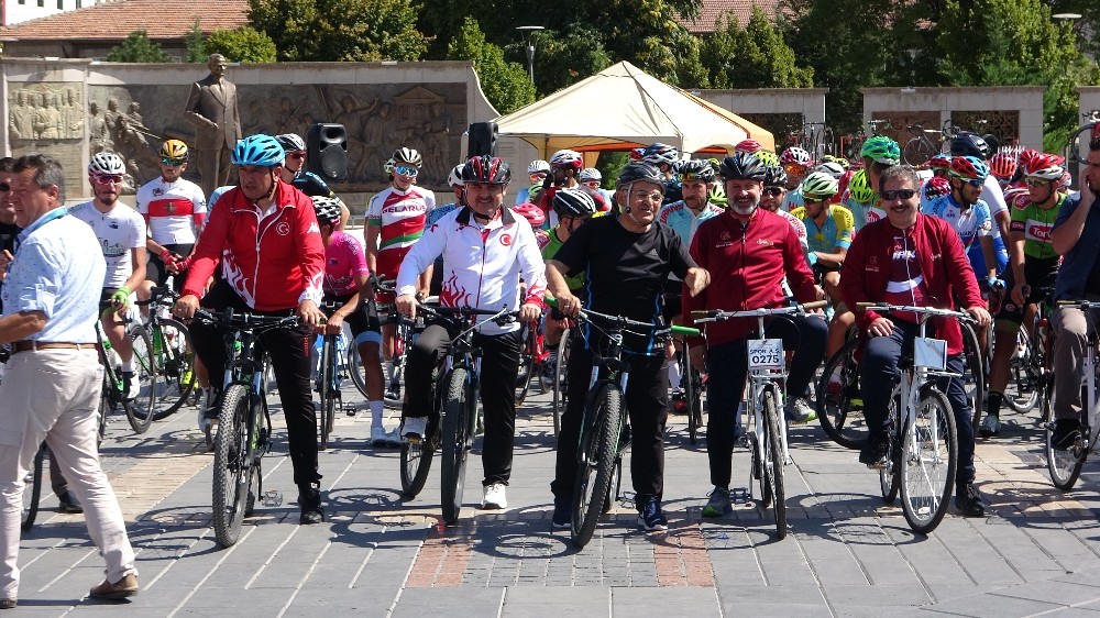 15 Ülkeden 150 bisikletçinin katıldığı Tour Of Central Anatolia Yarışları Sürüyor 