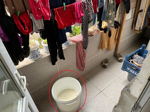 1,5 yaşındaki çocuk süt kovasına düştü!