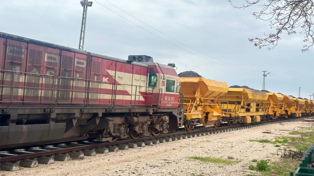 15 yıl aradan sonra gelen tren sevince boğdu