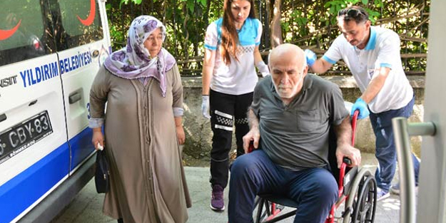 15 yıl sonra nikah kıydılar, evlendirme salonuna ambulansla geldiler!