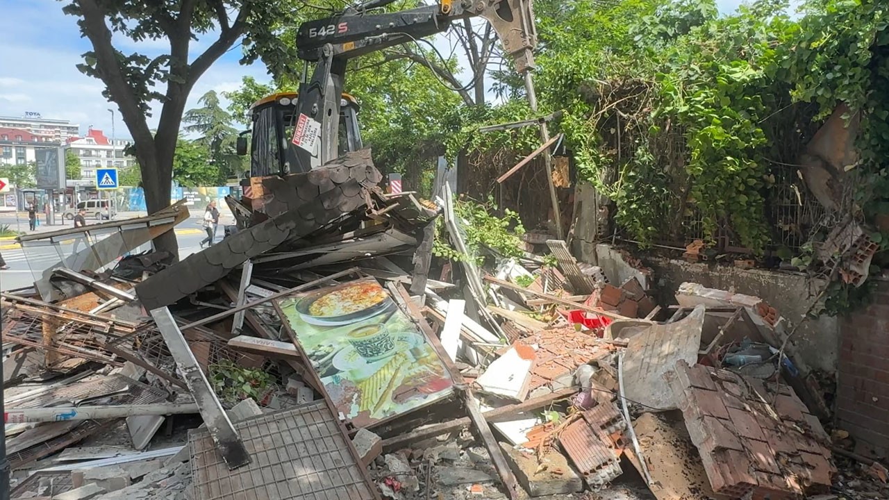 15 yıllık kaçak büfeler mahkeme kararıyla yıkıldı