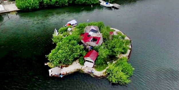 150 bin pet şişe kullanarak yüzen ada yaptı