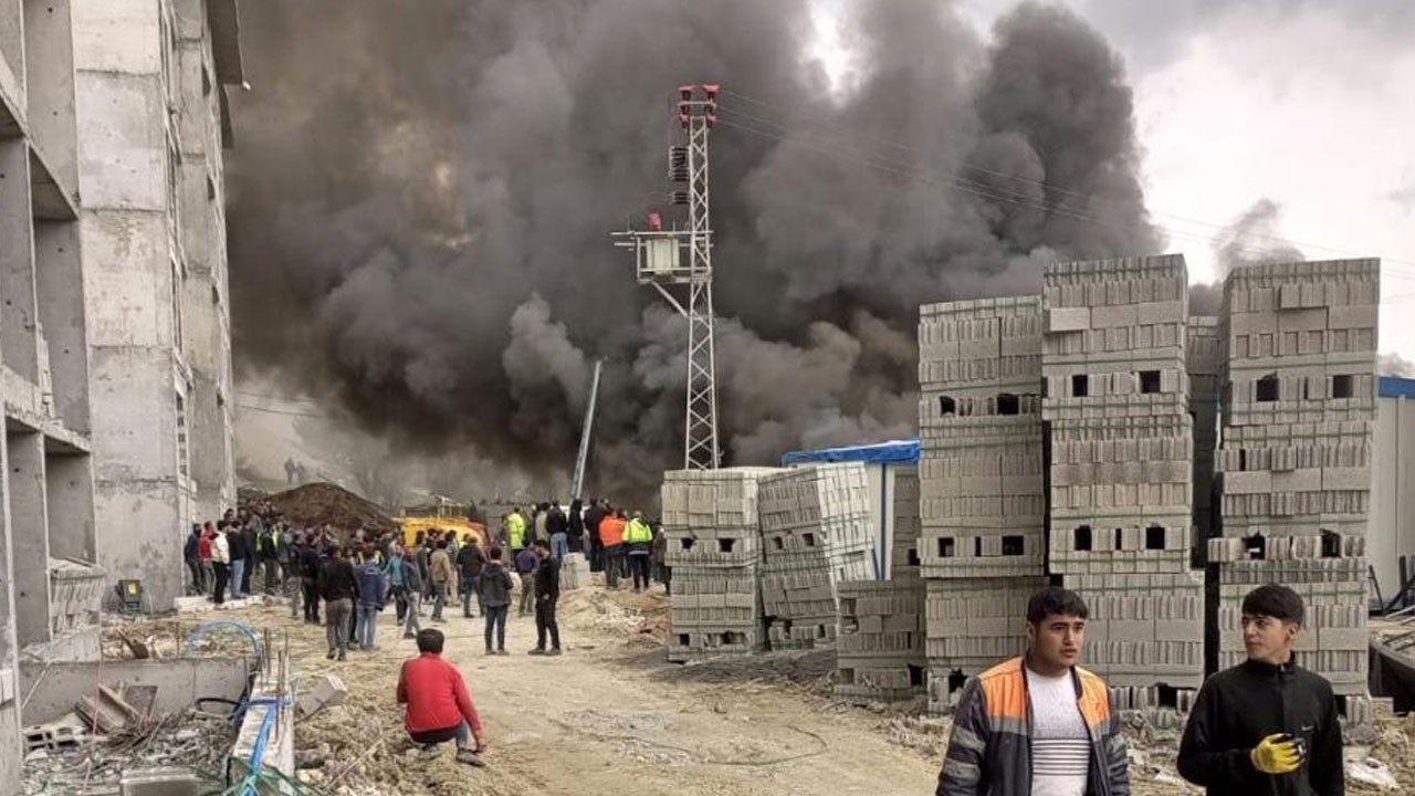 150 işçinin kaldığı konteyner alev alev yandı