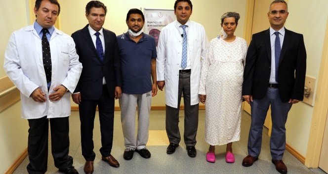 150 kişilik ekiple ilk karaciğer nakli yaptı