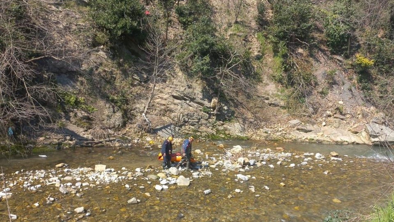 150 metreden dere yatağına düştü!