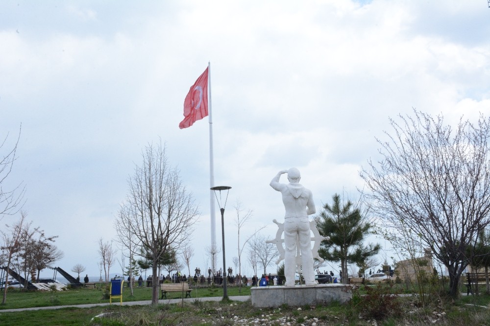 150 metrekarelik Türk bayrağı Tatvan’da göndere çekildi 