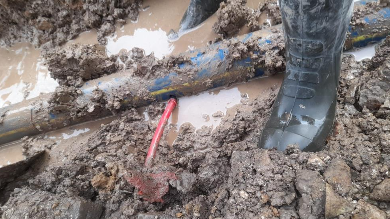 150 tonluk su kaynağı hattını delip su çaldılar!