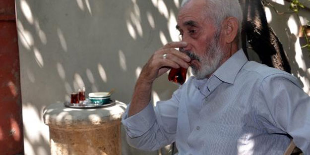 1500 yıllık tarihi sütunu çay masası olarak kullanıyor
