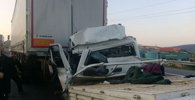 Üst geçitten düşen kamyon alev aldı: 2 yaralı