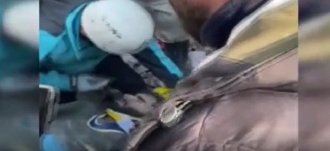 152 saat sonra enkazdan madenciler çıkarttı