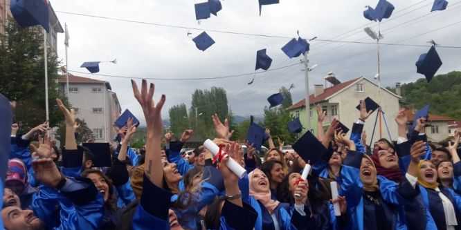 Pazarlar Meslek Yüksekokulu'nda mezuniyet coşkusu
