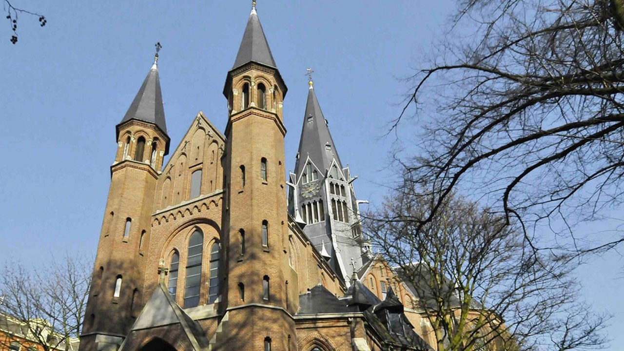 154 yıllık yapıda yangın, kule çöktü!