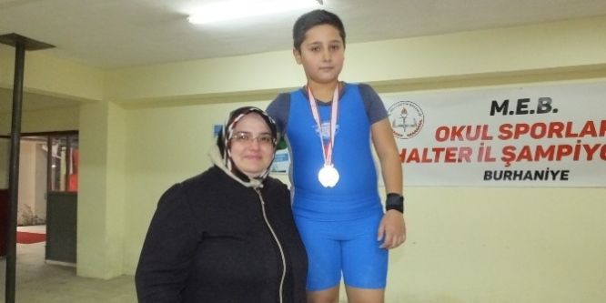 Ödülünü annesinin elinden aldı