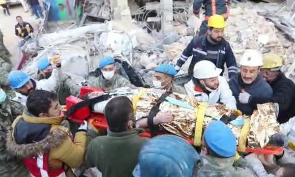 158 saat sonra herkesin yüzü güldü! 17 yaşındaki Asya hayata böyle tutundu