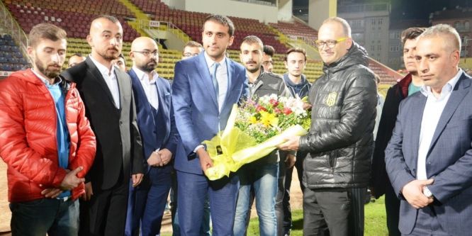 Ülkücülerden Evkur Yeni Malatyaspor’a destek