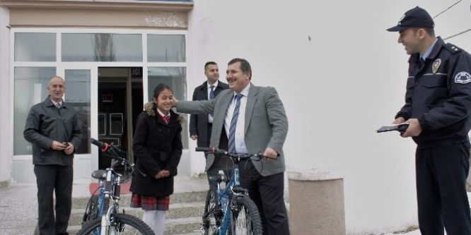 Başarılı öğrencilere bisiklet hediye ettiler
