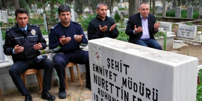Polisler, tüm şehitler için dua etti