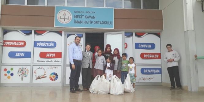 Gölcüklü öğrencilerden Suriyeli kardeşlerine yardım