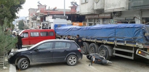 Freni boşalan TIR 16 araca çarparak durabildi!